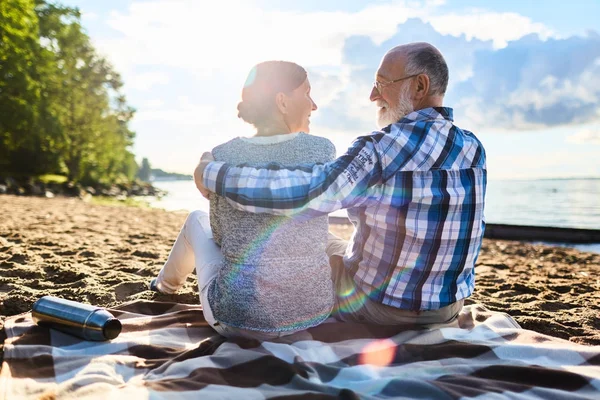 Любящие Пожилые Люди Отдыхают Песчаном Пляже Солнечный День — стоковое фото