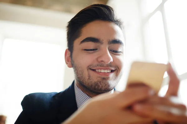 Jovem Empresário Feliz Mensagens Texto Smartphone — Fotografia de Stock