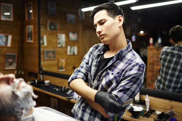 Salonfriseur Mit Rasiermesser Schaut Seine Kundin Bei Der Arbeit — Stockfoto