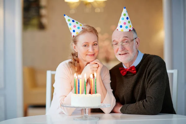 Portret Miłości Starszy Para Obchodzi Urodziny Razem Siedzi Przy Stole — Zdjęcie stockowe