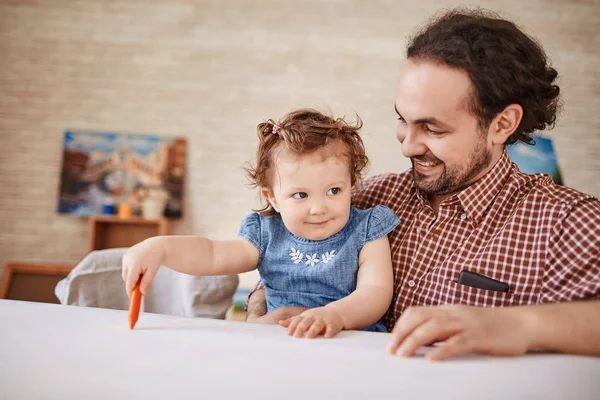 Portret Van Gelukkig Man Met Schattig Kindje Tekening Het Kunstatelier — Stockfoto