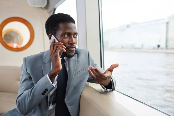 Αυτοπεποίθηση Τραπεζίτης Πλούσιος Άνθρωπος Μιλώντας Από Smartphone Ενώ Ταξιδεύετε Από — Φωτογραφία Αρχείου