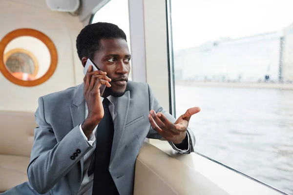 Banqueiro Confiante Homem Rico Falando Por Smartphone Enquanto Viaja Vapor — Fotografia de Stock