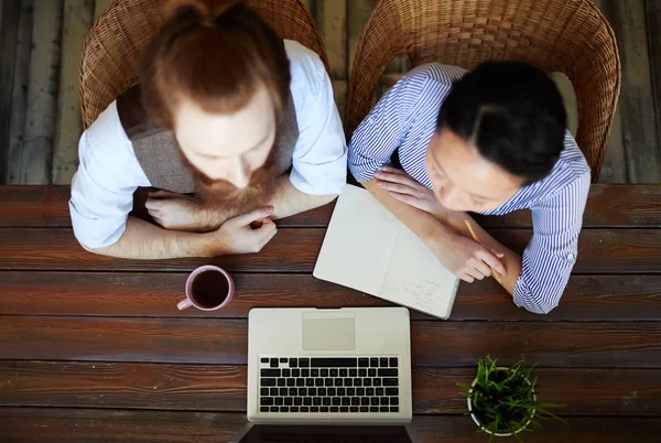 Dos Jóvenes Diseñadores Coworking Sentados Junto Mesa Frente Laptop —  Fotos de Stock