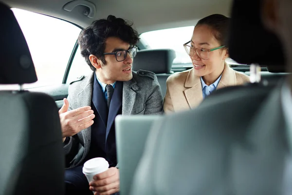 Moderne Handelaren Hebben Talk Achterbank Van Auto — Stockfoto