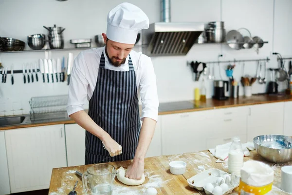 Man Uniform Van Chef Kok Kneden Van Deeg Door Werkplek — Stockfoto