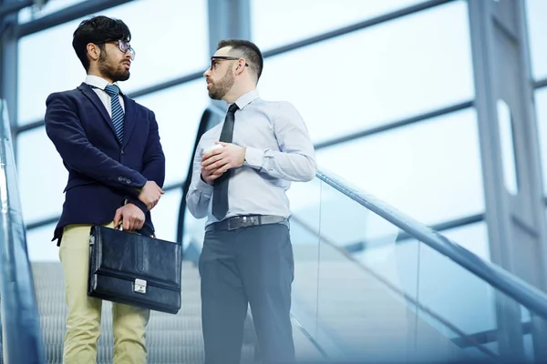 Portrait Two Business People Talking Casually While Going Escalator Modern — Stock Photo, Image