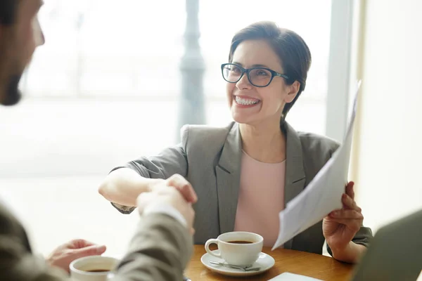 Empresaria Con Papeles Felicitando Nuevo Empleado Socio Por Apretón Manos —  Fotos de Stock