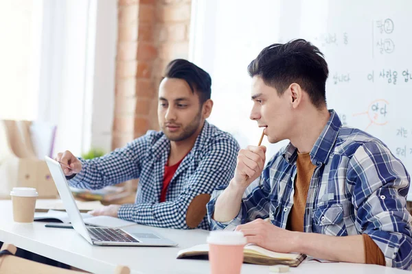 Nyfikna Studenter Tittar Laptop Skärm — Stockfoto