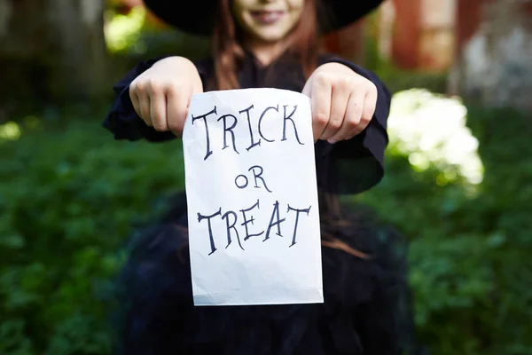 Truque Tratar Saco Papel Realizada Pela Menina Halloween Traje Tradicional — Fotografia de Stock
