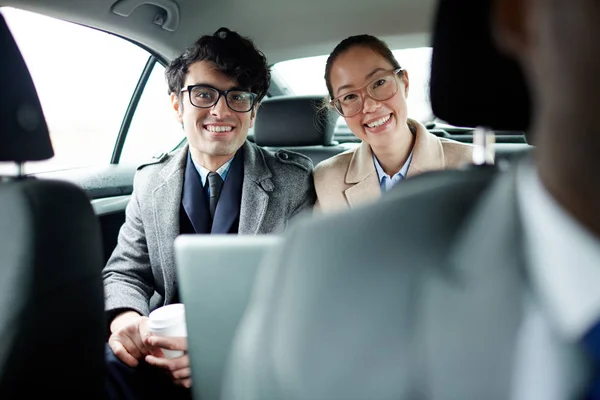 Zwei Junge Manager Blicken Vom Rücksitz Ihres Autos Die Kamera — Stockfoto