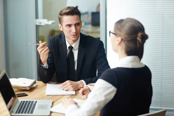 Gruppo Giovani Manager Finanziari Abiti Formali Riuniti Sala Riunioni Preparazione — Foto Stock