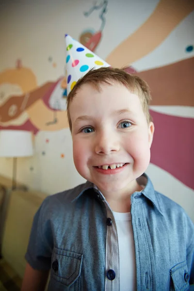 Ler Barn Cap Njuter Födelsedagsfest — Stockfoto