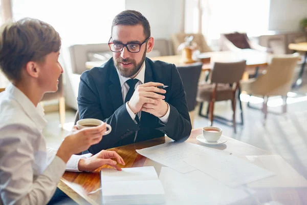 Två Bankirer Diskutera Nya Ekonomiska Möjligheter Café — Stockfoto