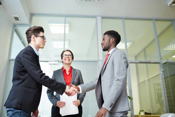 Vista Del Perfil Los Socios Negocios Seguros Estrechando Mano Como — Foto de Stock