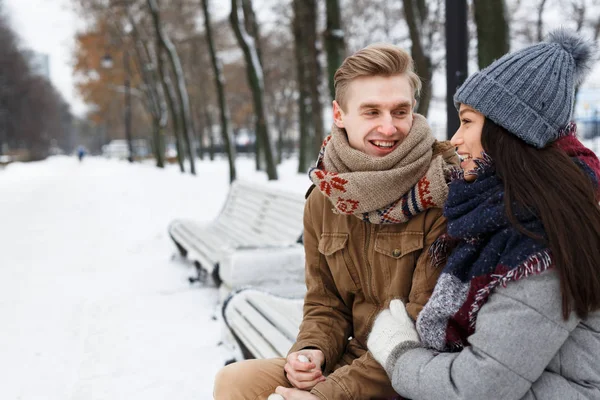 Lycklig Kille Pratar Med Hans Flickvän Medan Sitter Bänken Parken — Stockfoto