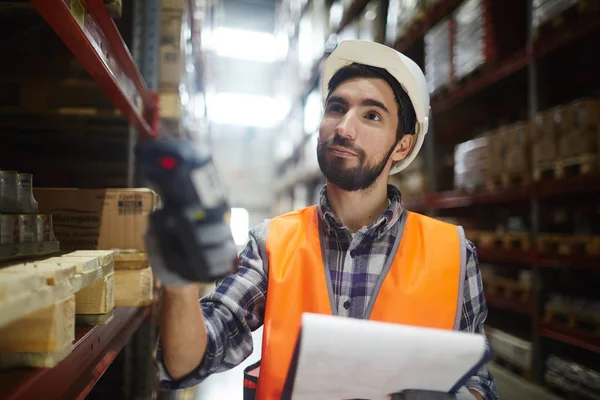 Werknemer Met Scanner Permanent Door Rekken Met Goederen — Stockfoto