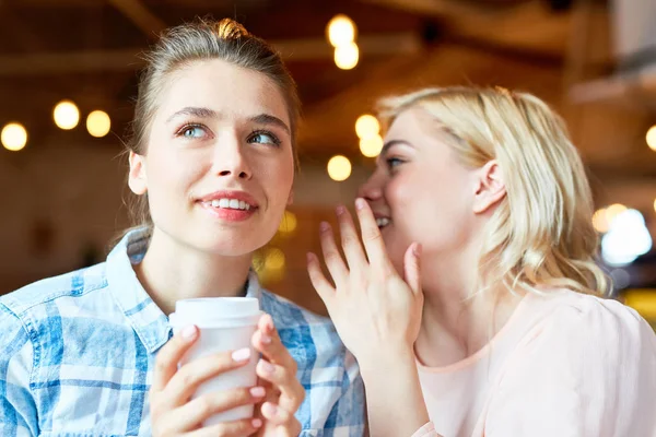 Jovem Loira Sussurrando Curioso Notícias Seu Amigo Ouvido Coffee Break — Fotografia de Stock