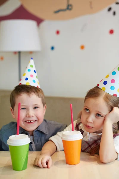 Menino Menina Com Emoções Diferentes Durante Festa — Fotografia de Stock