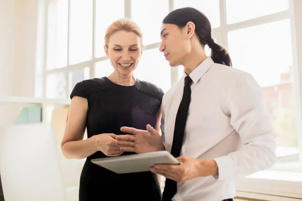 Zwei Ökonomen Diskutieren Über Finanztrends Oder Online Daten — Stockfoto