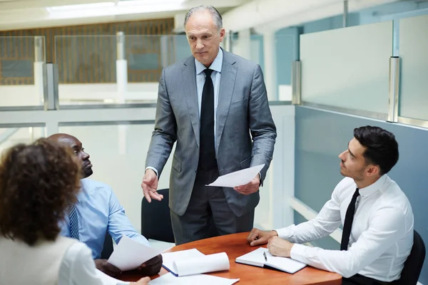 Grupp Mäklare Lyssnar Rapporten Från Sin Boss Office — Stockfoto