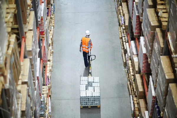 Koridor Raf Kutuları Arasında Hareket Ederken Forklift Çekerek Yükleyici — Stok fotoğraf