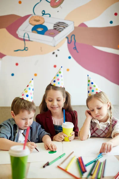 Niños Creativos Dibujando Con Lápices Colores Mientras Toman Bebidas — Foto de Stock