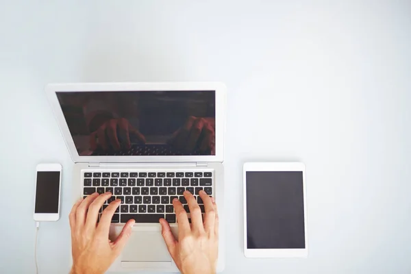 Direct Hierboven Genoemde Weergave Van Onherkenbaar Zakenman Bereiden Verslag Laptop — Stockfoto