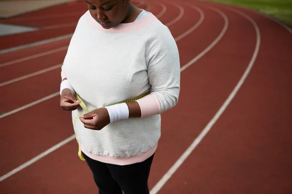 Mujer Gorda Ropa Deportiva Midiendo Cintura Después Duro Entrenamiento Estadio —  Fotos de Stock