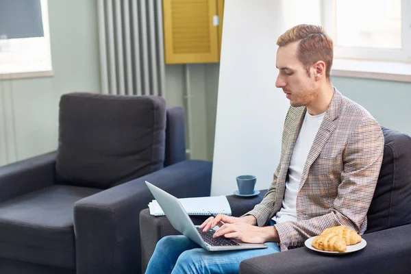Beschäftigter Junger Mann Mit Laptop Auf Jobsuche Netz Während Hause — Stockfoto