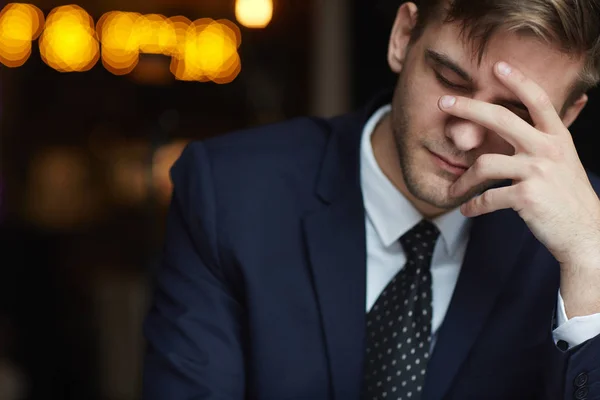 Retrato Jovem Homem Negócios Cansado Fechando Olhos Descansando Cabeça Mão — Fotografia de Stock