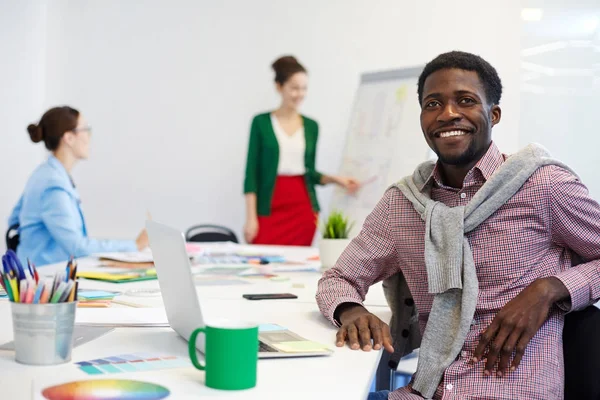 Étudiant Heureux Designer Assis Table Dans Environnement Travail — Photo