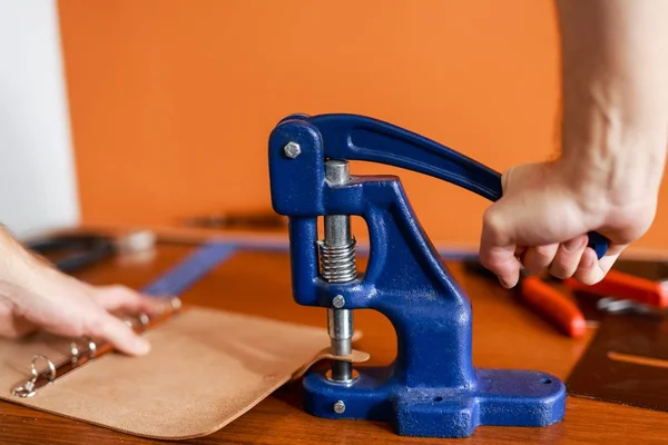 Tanner Maken Gat Leder Werkstuk Met Nietmachine — Stockfoto