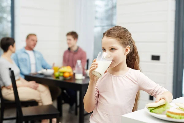 Menina Saudável Beber Leite Vidro Cozinha — Fotografia de Stock