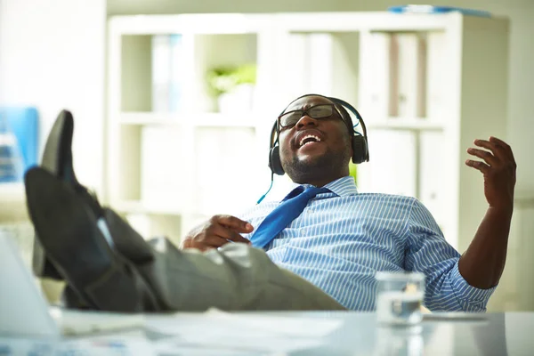 Vrolijke Afro Amerikaanse Zakenman Luisteren Naar Muziek Hoofdtelefoon Met Gesloten — Stockfoto