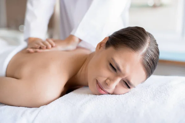 Jeune Femme Sentir Douleur Pendant Massage Corps Dans Salon — Photo