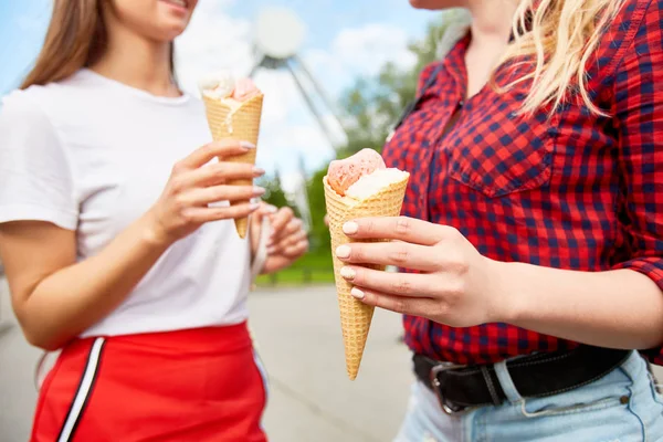 Chicas Con Helado Disfrutando Fin Semana Parque Atracciones — Foto de Stock