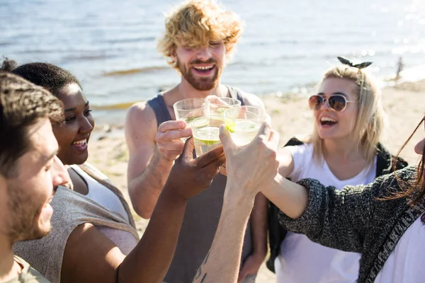 Ragazzi Ragazze Allegri Brindare Con Limonata Sulla Spiaggia — Foto Stock