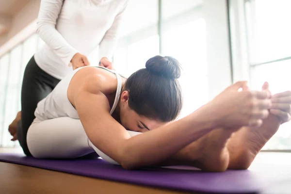 Mujer Joven Deportiva Haciendo Ejercicio Estiramiento Estera Yoga Amigo Dándole —  Fotos de Stock