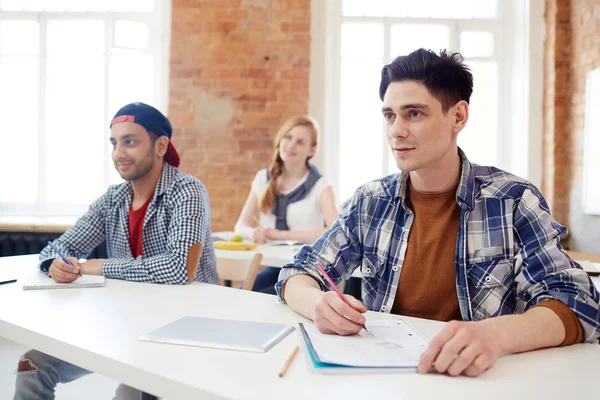 Aufmerksamer Student Schaut Dozent Unterricht Oder Seminar — Stockfoto