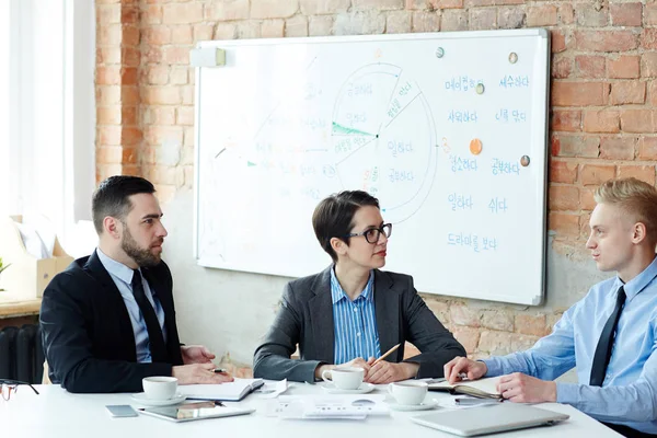 Zakelijke Werkgevers Luisteren Naar Jonge Kandidaat Interview — Stockfoto