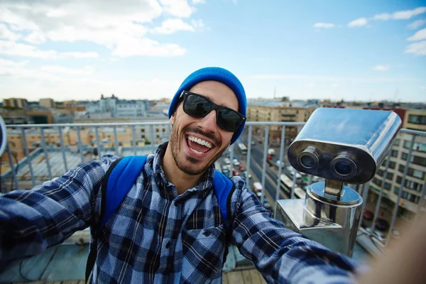Homem Sorridente Óculos Fazendo Selfie Fundo Paisagem Urbana — Fotografia de Stock