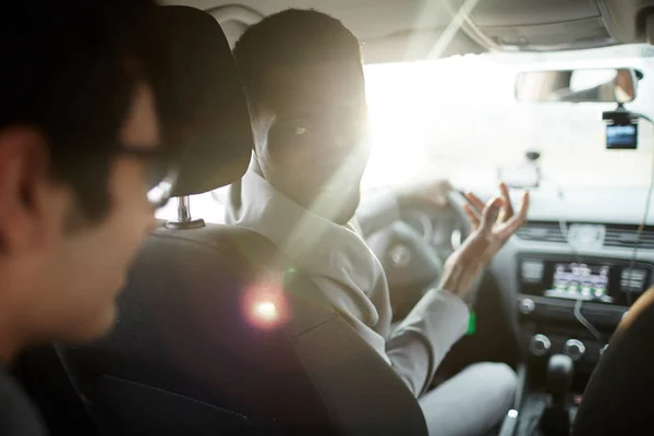 Portret African American Biznesmen Jazda Samochodem Zwracając Się Porozmawiać Pasażera — Zdjęcie stockowe