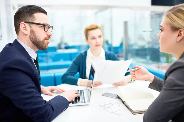 Empleador Con Portátil Escuchando Uno Los Colegas Jóvenes Sesión Informativa — Foto de Stock