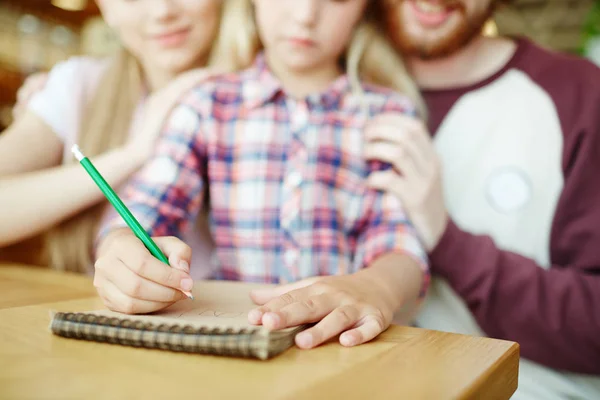 Meisje Met Potlood Schetsen Kladblok Gemak Met Ouders Buurt Van — Stockfoto