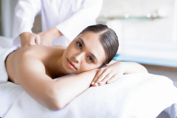 Zrelaksowany Kobieta Patrząc Kamery Podziwiając Spa Masaż Salonie — Zdjęcie stockowe