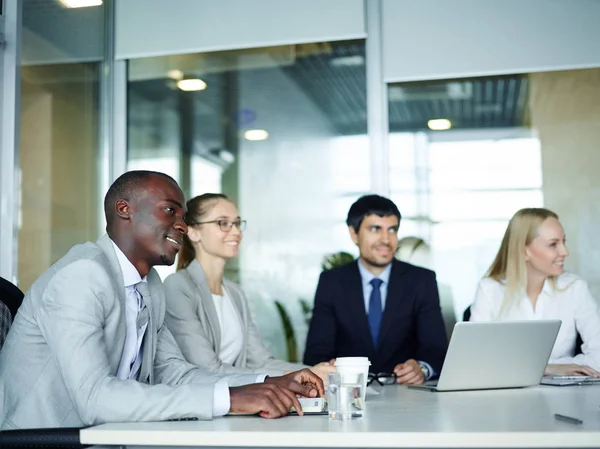 Grupo Internacional Jovens Empresários Entusiastas Sorrindo Sentado Volta Mesa Reuniões — Fotografia de Stock