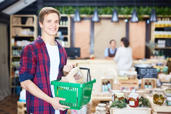 Compras en tienda con productos agrícolas — Foto de Stock