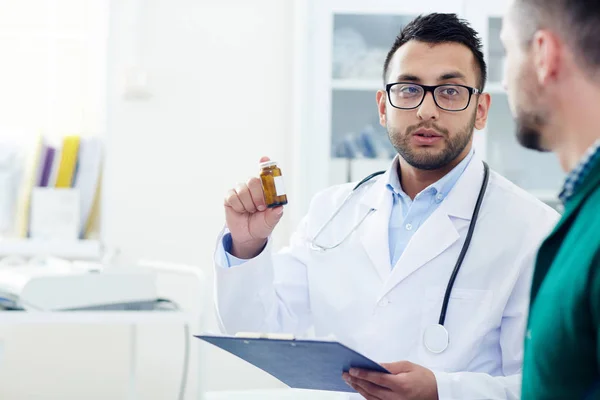 Specialistläkare Whitecoat Beskriva Nya Piller Flaskan För Att Hans Patient — Stockfoto