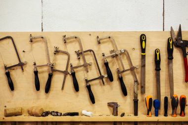 Gemide asılı çeşitli ağaç işleme aletleri arka plan görüntüsünü atölyede duvar